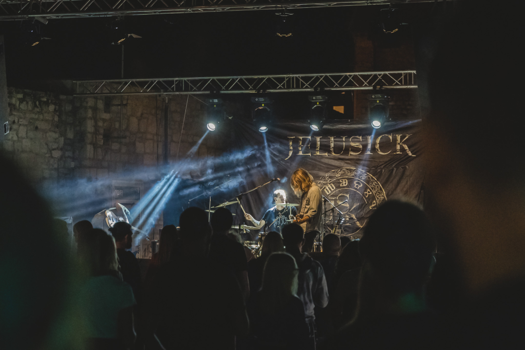 Dino Jelusić zatvorio ‘Bablje ljeto’ u Šibeniku, pogledajte atmosferu s koncerta