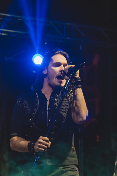 Dino Jelusić zatvorio ‘Bablje ljeto’ u Šibeniku, pogledajte atmosferu s koncerta