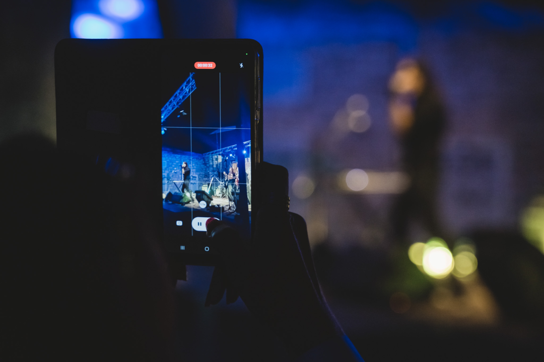 Dino Jelusić zatvorio ‘Bablje ljeto’ u Šibeniku, pogledajte atmosferu s koncerta