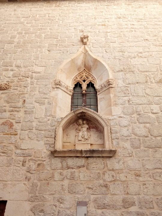 Liječnik Marko prvi je povijesno poznati šibenski pučanin koji je ostavio svoj portret i obiteljski grb 