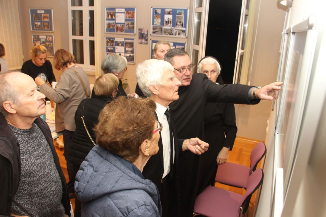 U Vodicama otvorena izložba posvećena don Frani Šimatu