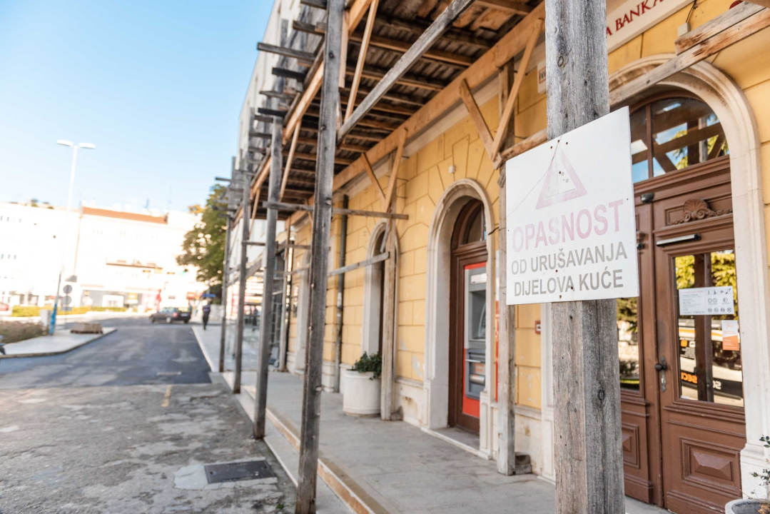 Palača Iljadica-Grbešić i dalje žudi za obnovom, župan Jelić: 'Ima veliki turistički potencijal, šteta je da se koristi za administraciju'