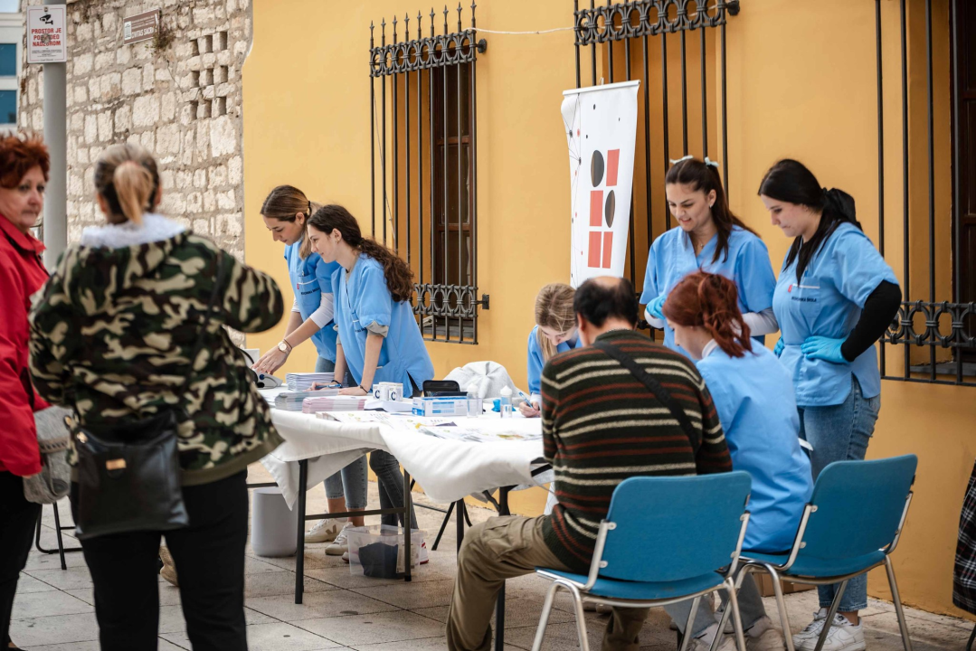 Međunarodni dan šećerne bolesti: Učenice Medicinske škole mjerile Šibenčanima šećer u krvi