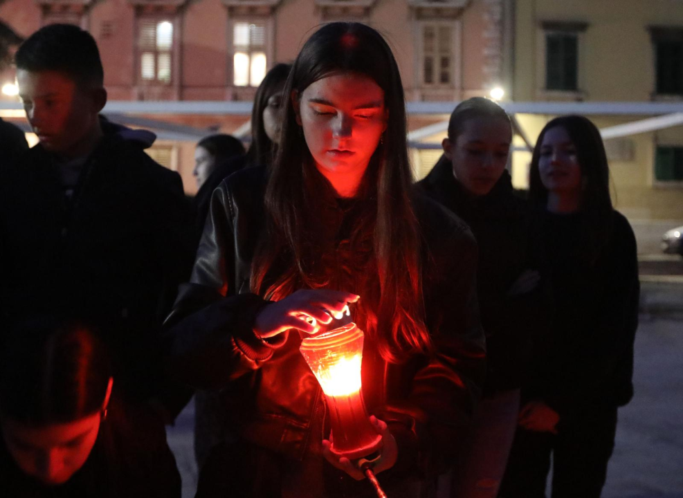 Ispred gradske uprave zapaljene svijeće u spomen žrtvama Domovinskog rata te Vukovaru i Škabrnji