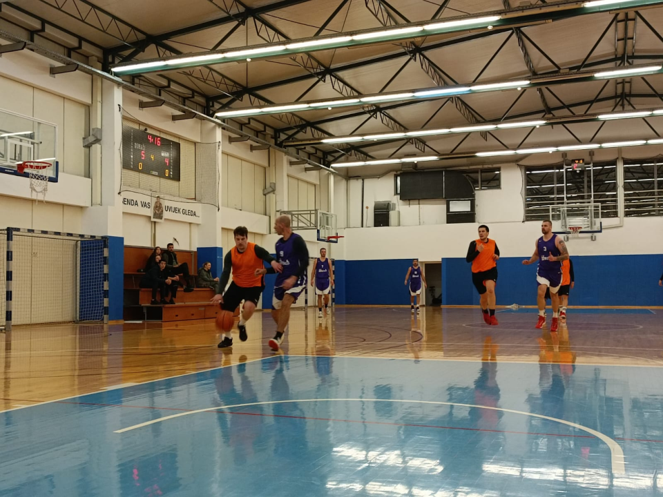 Šibenska rekreativna košarkaška liga: Branitelj naslova došao do prve pobjede, uz 118 postignutih poena