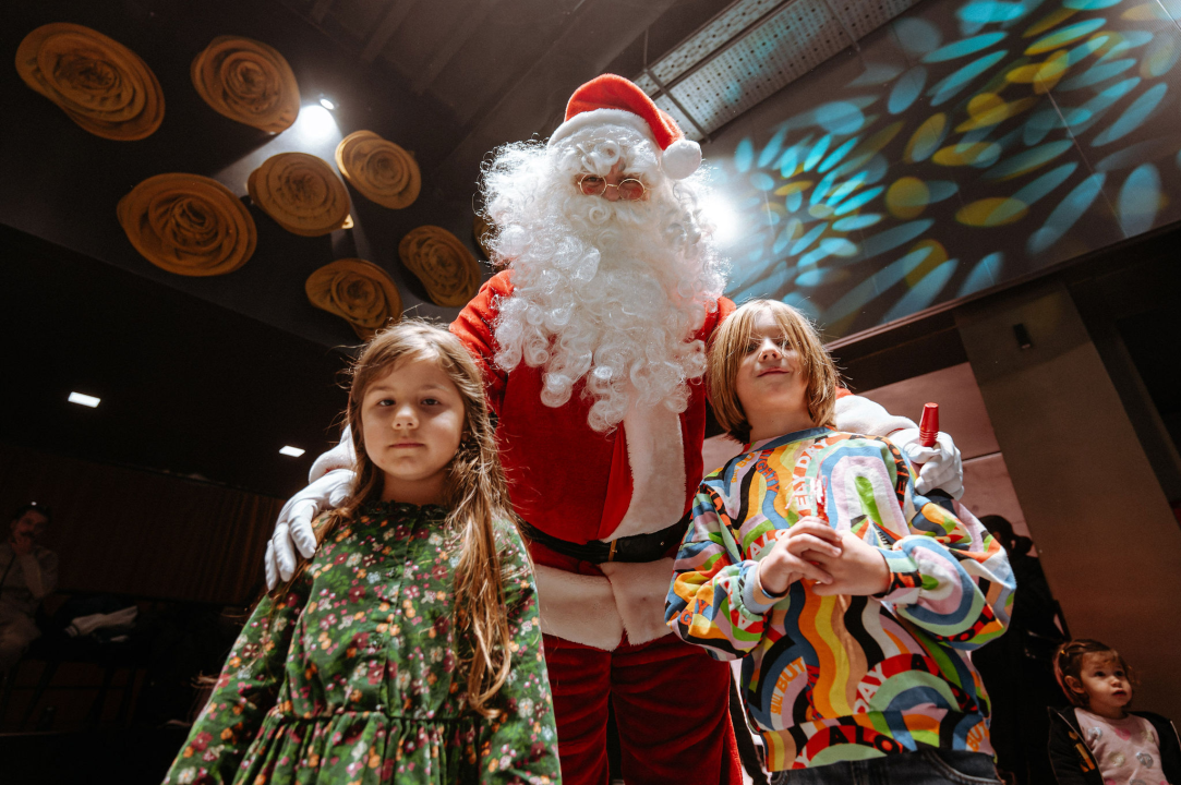 Arsenturica pun pogodak: Djeca uživala u radionicama i predstavi, a posjetio ih je i Djed Božićnjak