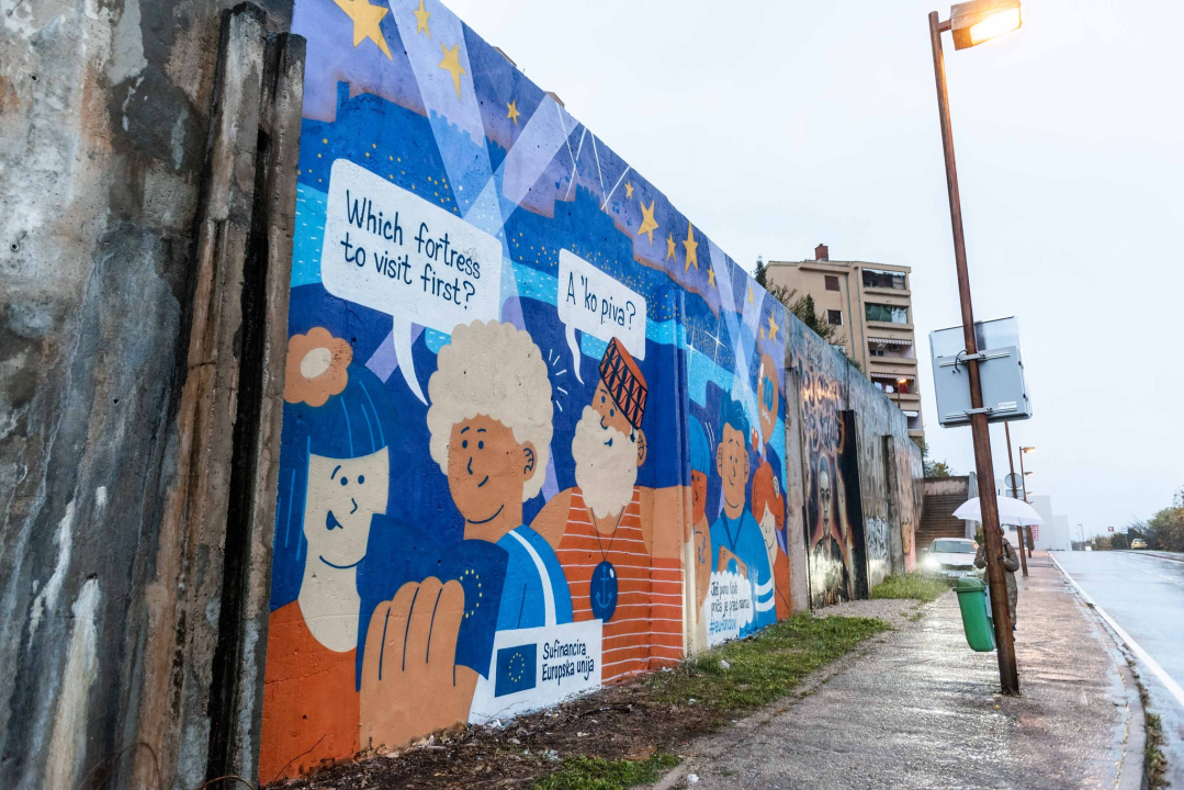 Šibenik ima novi mural, a na njemu piše da je 'još puno lipih priča pred nama'