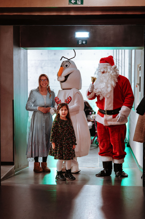 Arsenturica pun pogodak: Djeca uživala u radionicama i predstavi, a posjetio ih je i Djed Božićnjak