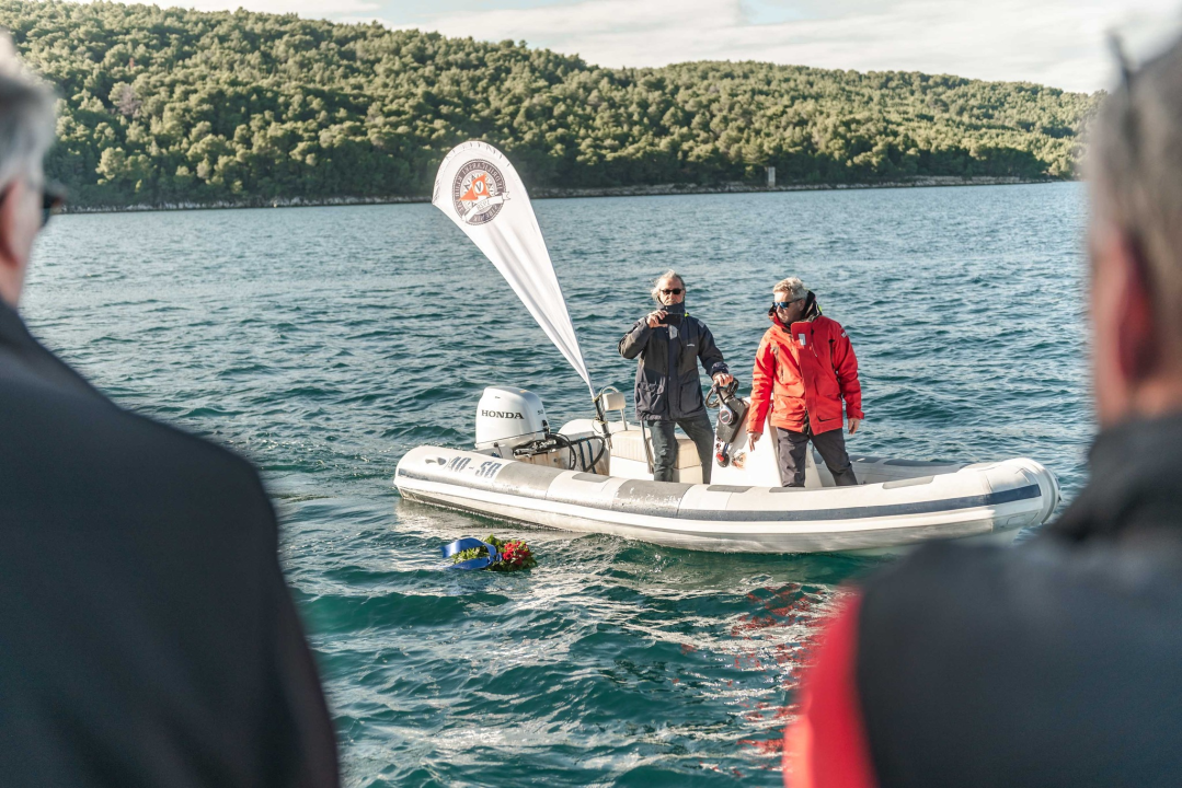 U šibenskom akvatoriju položeni vijenci u čast poginulih i nestalih hrvatskih pomoraca