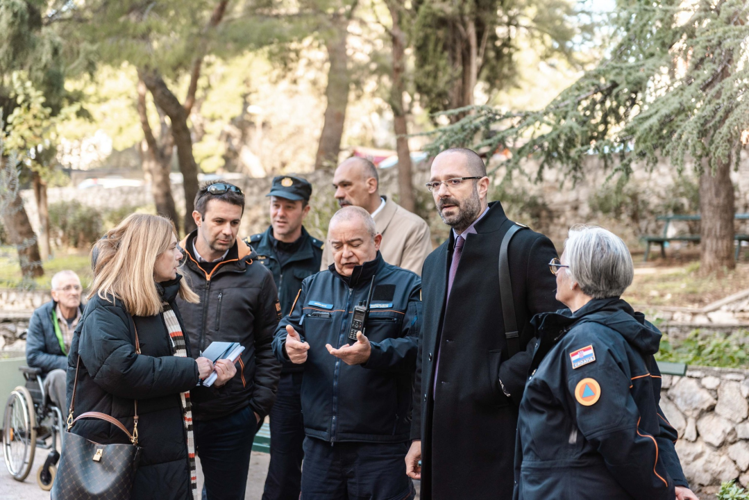 Živahno je bilo u Cvjetnom domu: 'Intervenirali' vatrogasci, HGSS-ovci, Crveni križ, policija… 