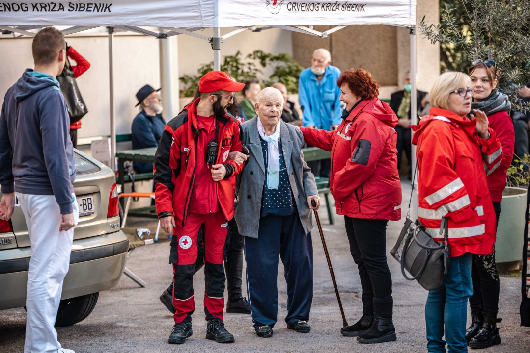 Živahno je bilo u Cvjetnom domu: 'Intervenirali' vatrogasci, HGSS-ovci, Crveni križ, policija… 
