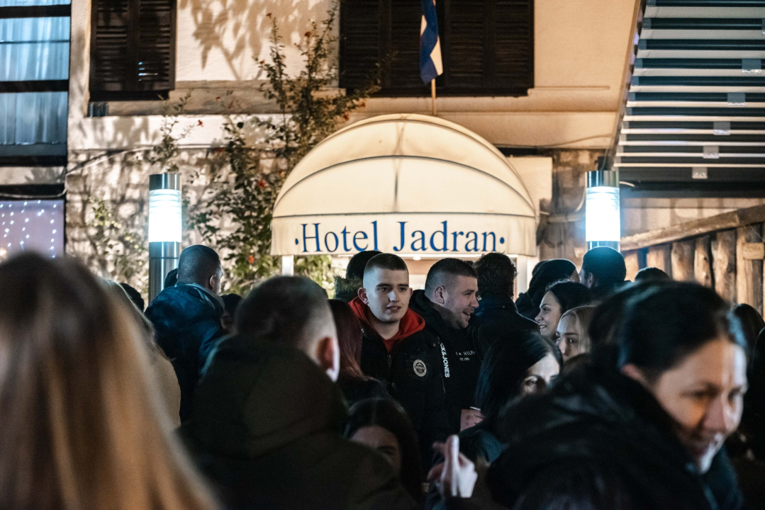 Pogledajte kako se zabavljalo na Šušuru uz Magazin, a za večeras Fenixi najavljuju provod na rivi!