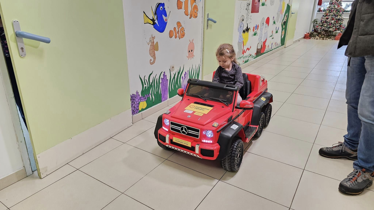 Šibenskoj bolnici doniran električni automobil za najmlađe pacijente: 'Ovo će im izmamiti osmijeh na lice'