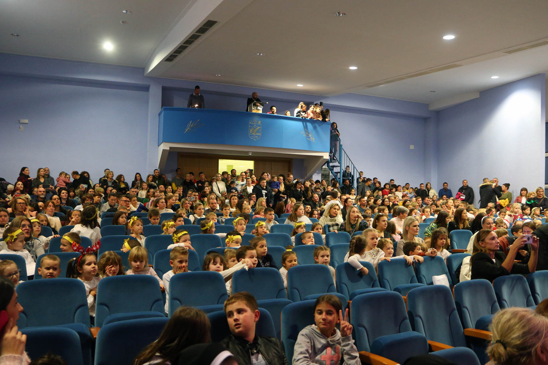 U Katoličkoj školi održana priredba 'Osvijetlimo put do jaslica'