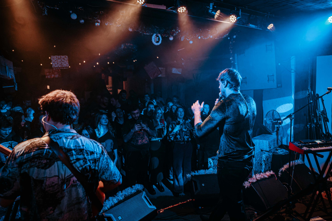 Svemirko sletio u Azimut i synth-pop hitovima rasplesao krcat podij