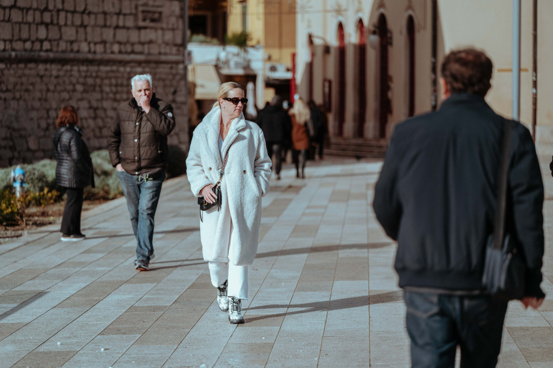 Lijepe Šibenčanke pokazat će vam koji se kaputi nose ove zime!