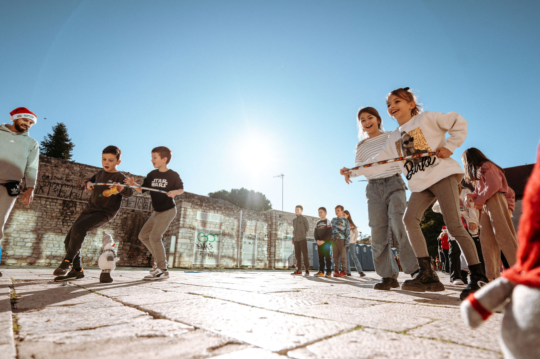 Na Outdoor Adventurici sport, zabavne igre i zanimljivi zadaci