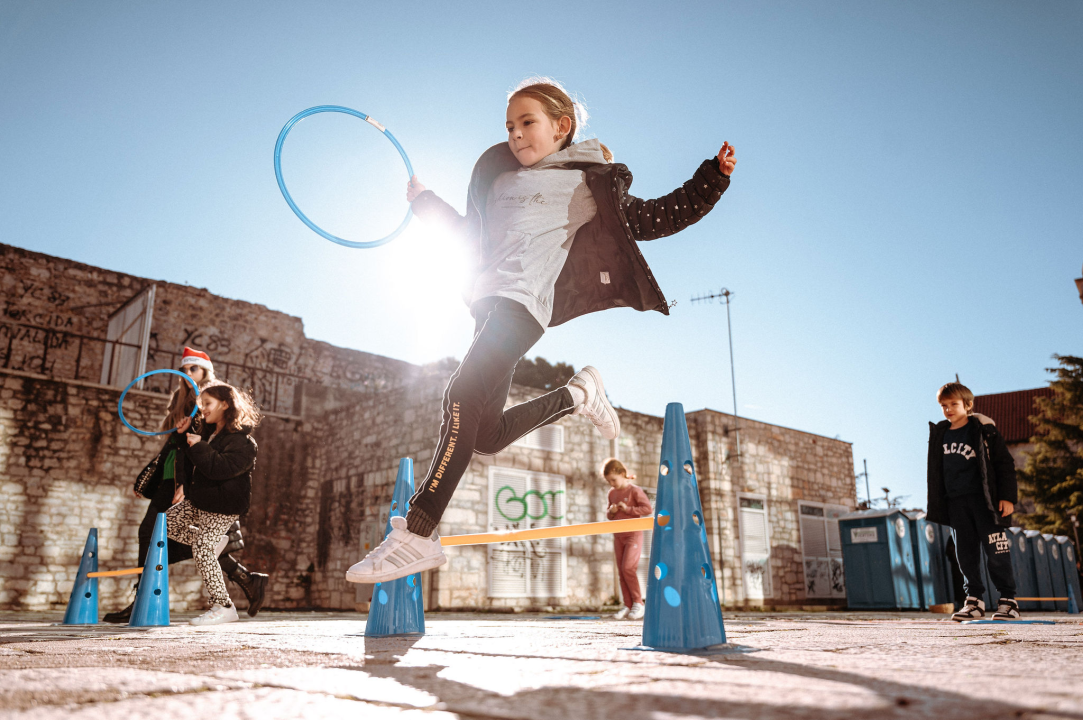 Na Outdoor Adventurici sport, zabavne igre i zanimljivi zadaci