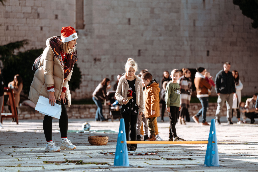 Na Outdoor Adventurici sport, zabavne igre i zanimljivi zadaci