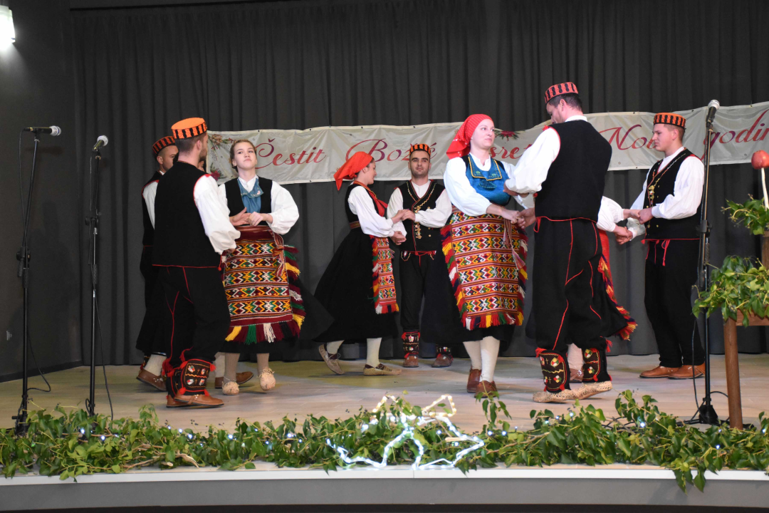 U Unešiću održan božićno-novogodišnji program 'Geni, geni kameni'