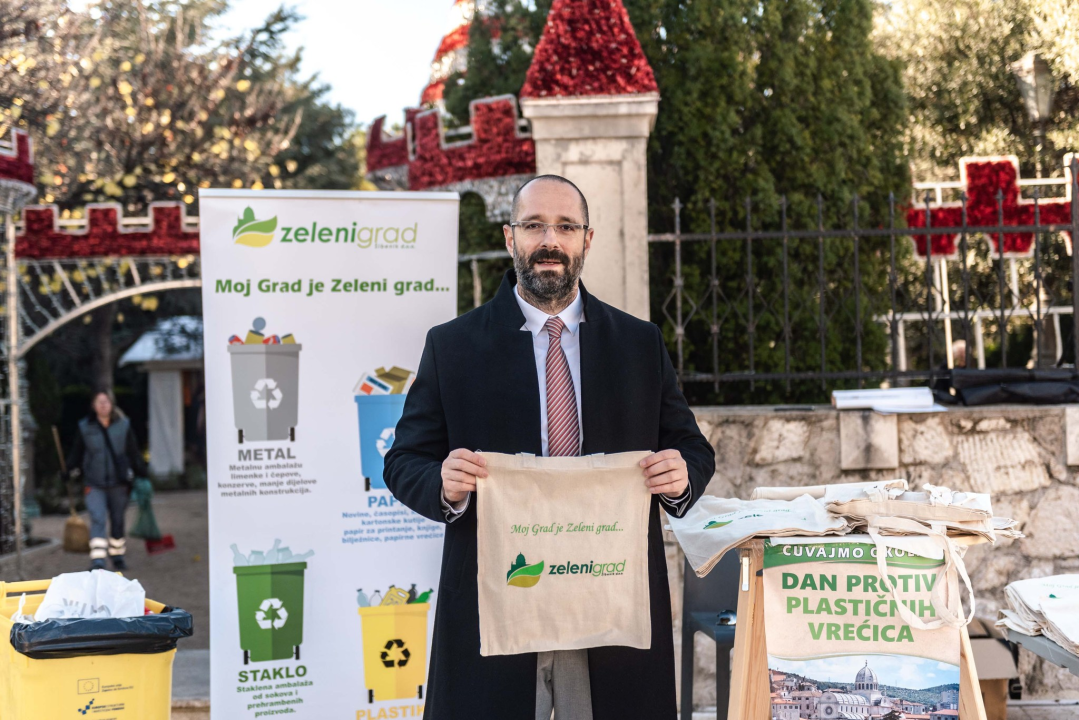Zeleni grad na Poljani podijelio tisuću vrećica: 'Bez plastike ne možemo, ali bez plastičnih vrećica nije teško'