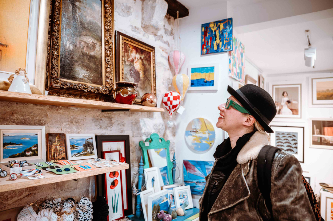 U Galeriji Juraj Dalmatinac potražite predivne unikatne poklone i umjetnine po odličnim cijenama 