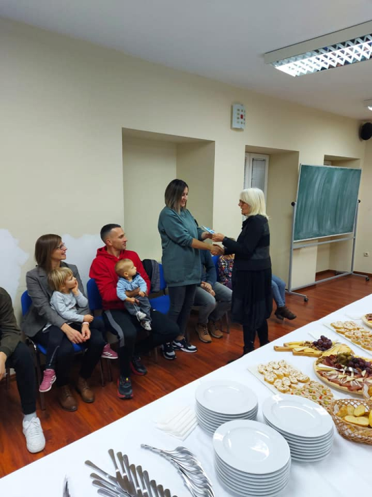 Caritas župe Vodice darivao obitelji s troje i više djece