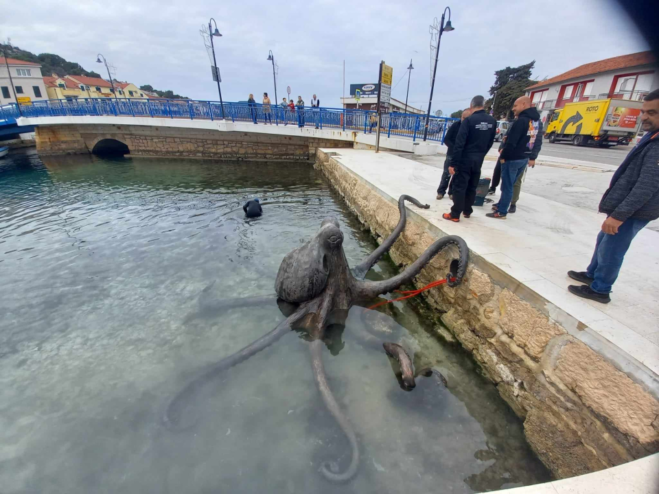 Mulo kod mosta u Tisnom napala gigantska hobotnica: Vjerojatno je riječ o 'osveti' 