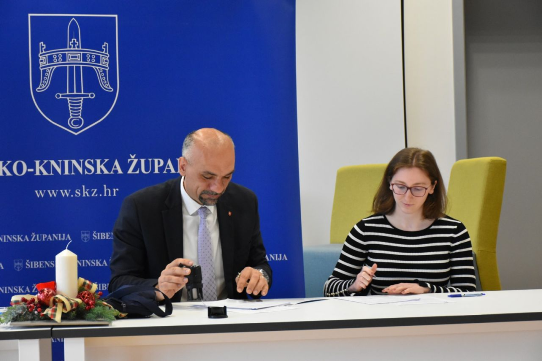 Župan potpisao ugovore s učenicima i studentima koji će primati županijske stipendije