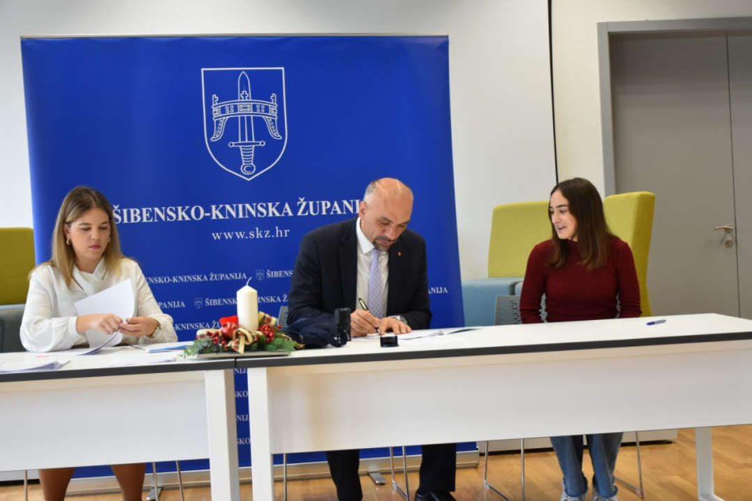 Župan potpisao ugovore s učenicima i studentima koji će primati županijske stipendije