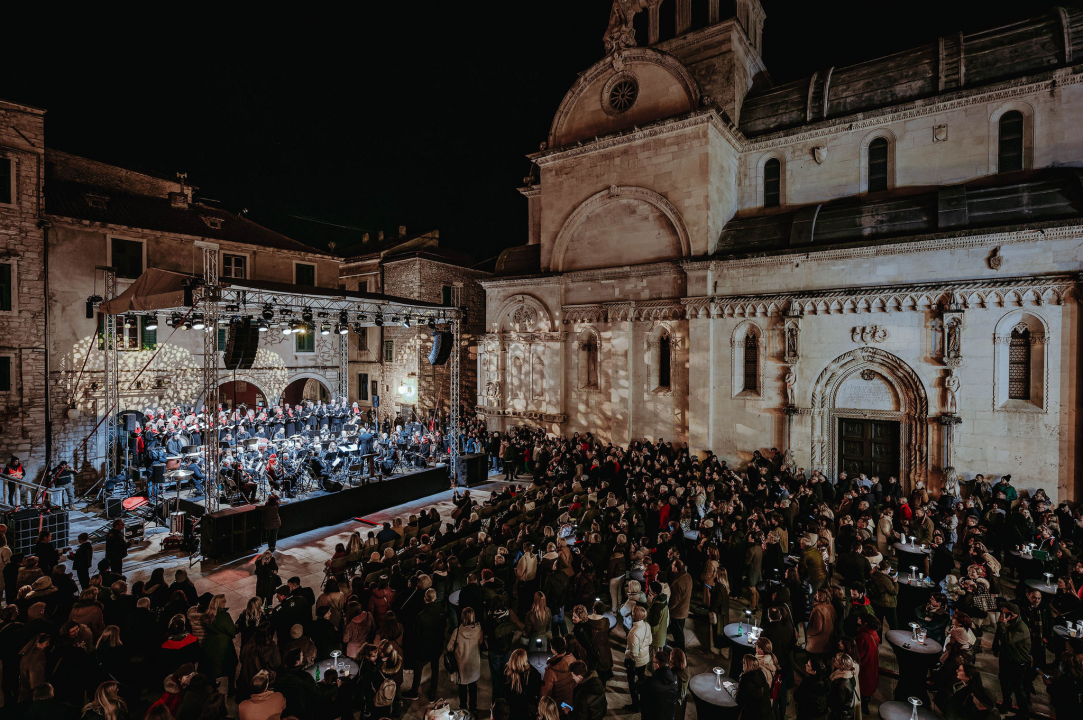 Koncert kod katedrale: Glazba svirala, Kolo pjevalo, Šibenčani uživali