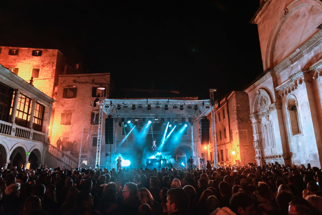 Spektakularan uvod u najluđu noć u godini: Parov Stelar oduševio Šibenčane  