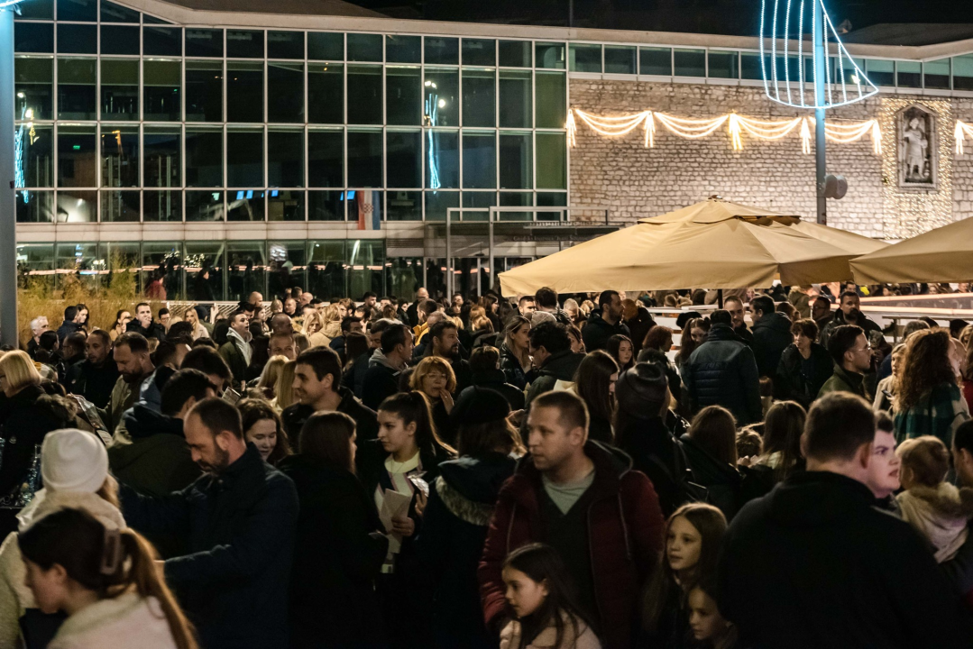 Lampioni  dobrih želja obasjali nebo iznad Šibenika