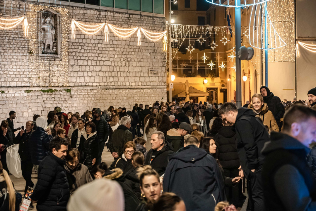 Lampioni  dobrih želja obasjali nebo iznad Šibenika
