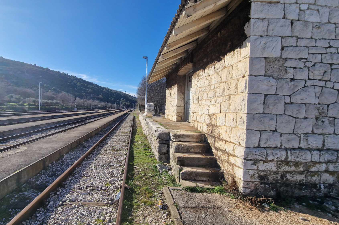 Prošetali smo po legendarnoj željezničkoj stanici Perković, koja je zapravo u Sitnom Donjem