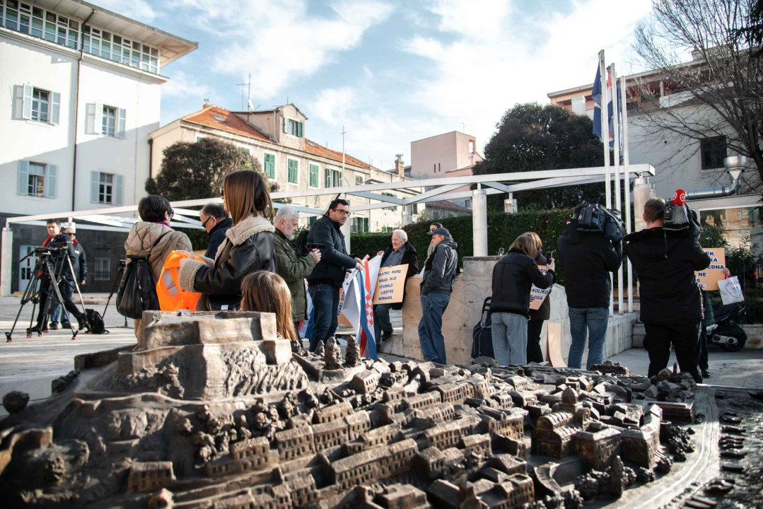 Kaprijani ne odustaju, prosvjedovali ispred gradske uprave: 'Postali smo otok-slučaj radi par usijanih glava'