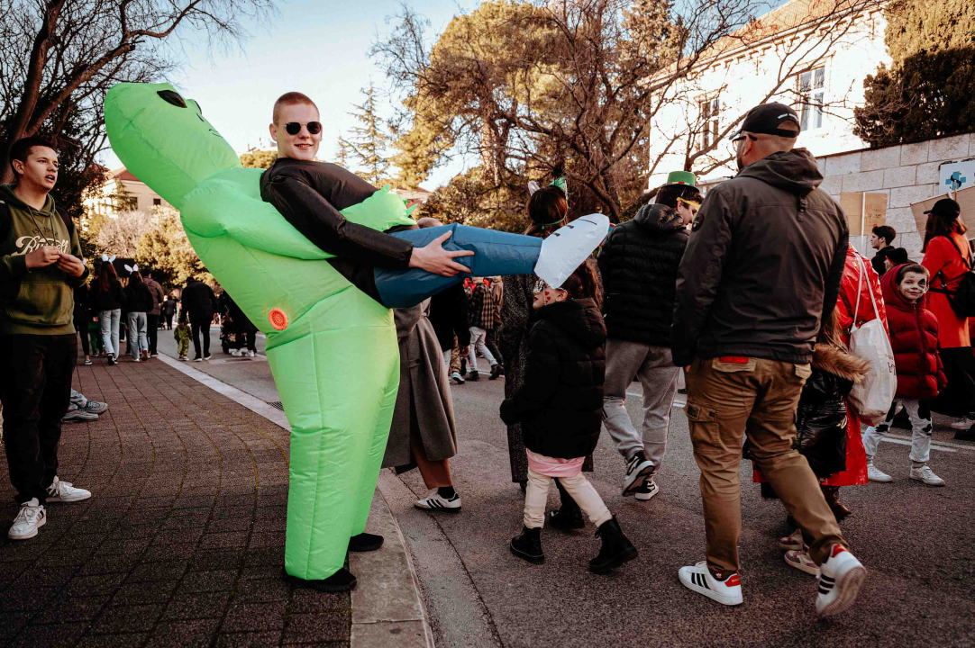 Maškarana povorka prošla kroz grad (1. dio): Najbolja maska Lego, najprovokativnija Oko sokolovo  