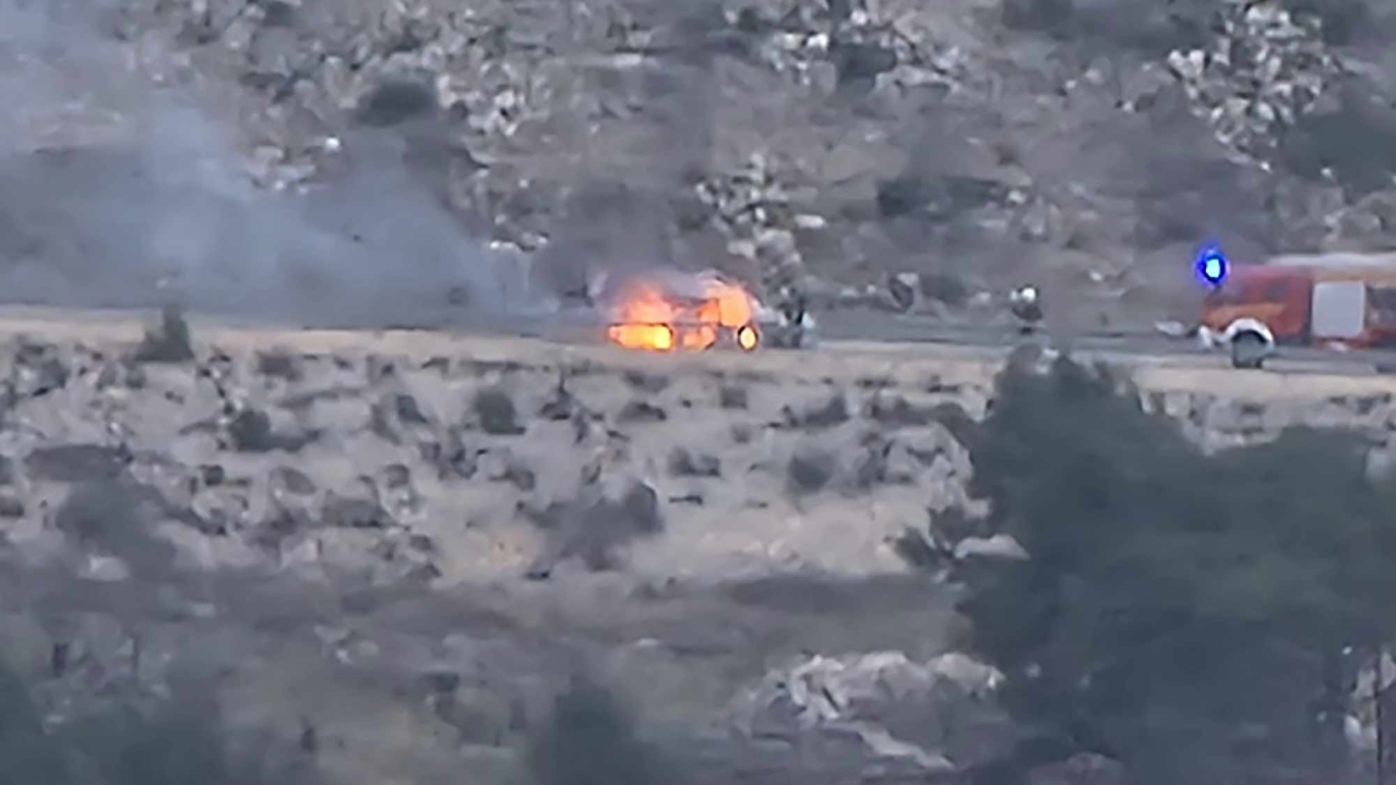 Automobil u plamenu kod izlaza s autoceste poviše Dubrave