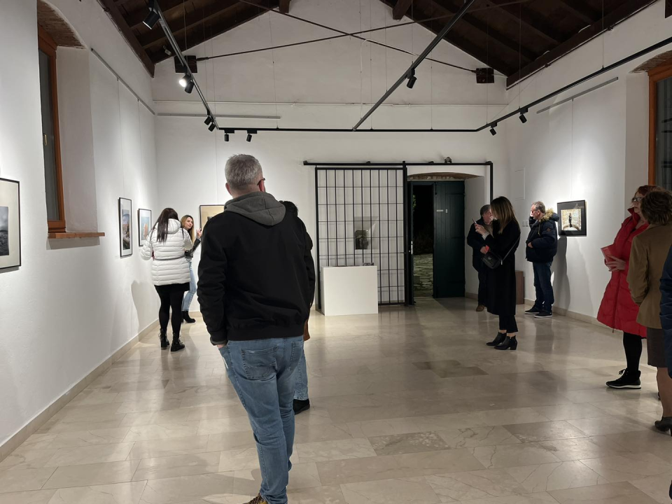 U Kninu otvorena izložba članica Foto kluba Šibenik 'Žena je...'