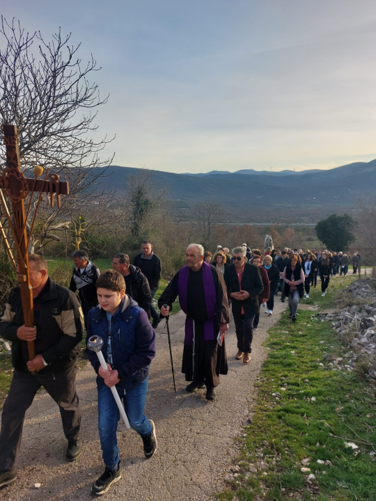 U zaseoku Radnići održan križni put na otvorenom