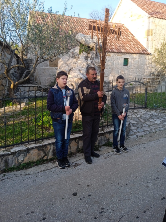U zaseoku Radnići održan križni put na otvorenom