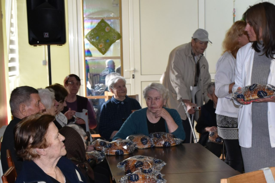 Župan Marko Jelić podijelio uskršnje pogače u Cvjetnom domu