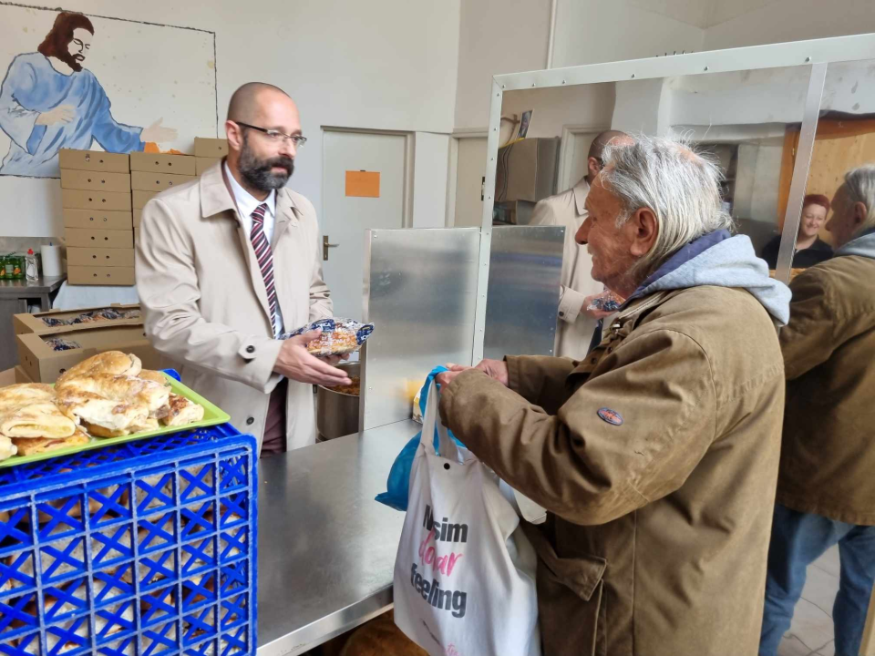 Dogradonačelnik Mileta podijelio pogače korisnicima pučke kuhinje Caritasa 