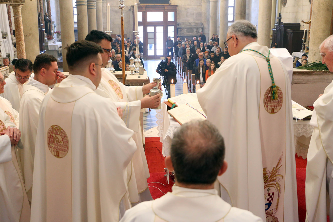 Jutros u katedrali biskup predvodio misu posvete ulja za krizme i bolesničko pomazanje
