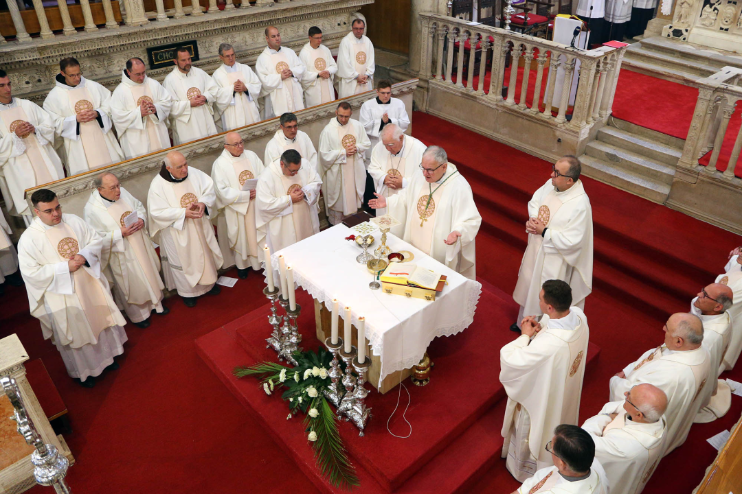 Jutros u katedrali biskup predvodio misu posvete ulja za krizme i bolesničko pomazanje