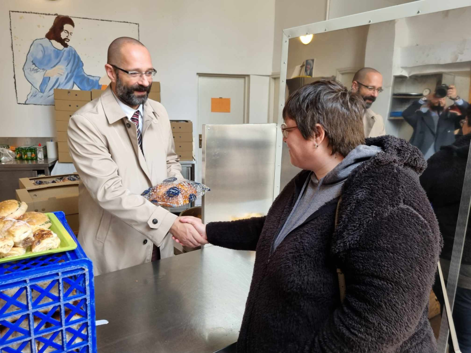 Dogradonačelnik Mileta podijelio pogače korisnicima pučke kuhinje Caritasa 