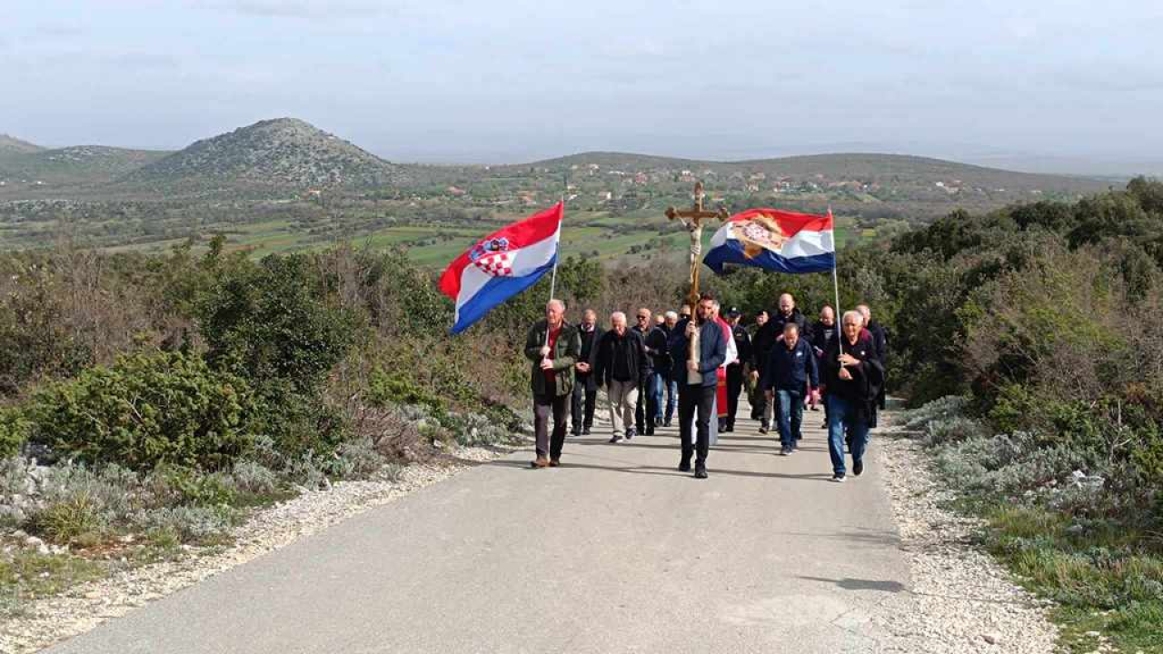 Održan Križni put Hrvatske vojske i policije na brdu Kamenjak iznad Vranskog jezera  