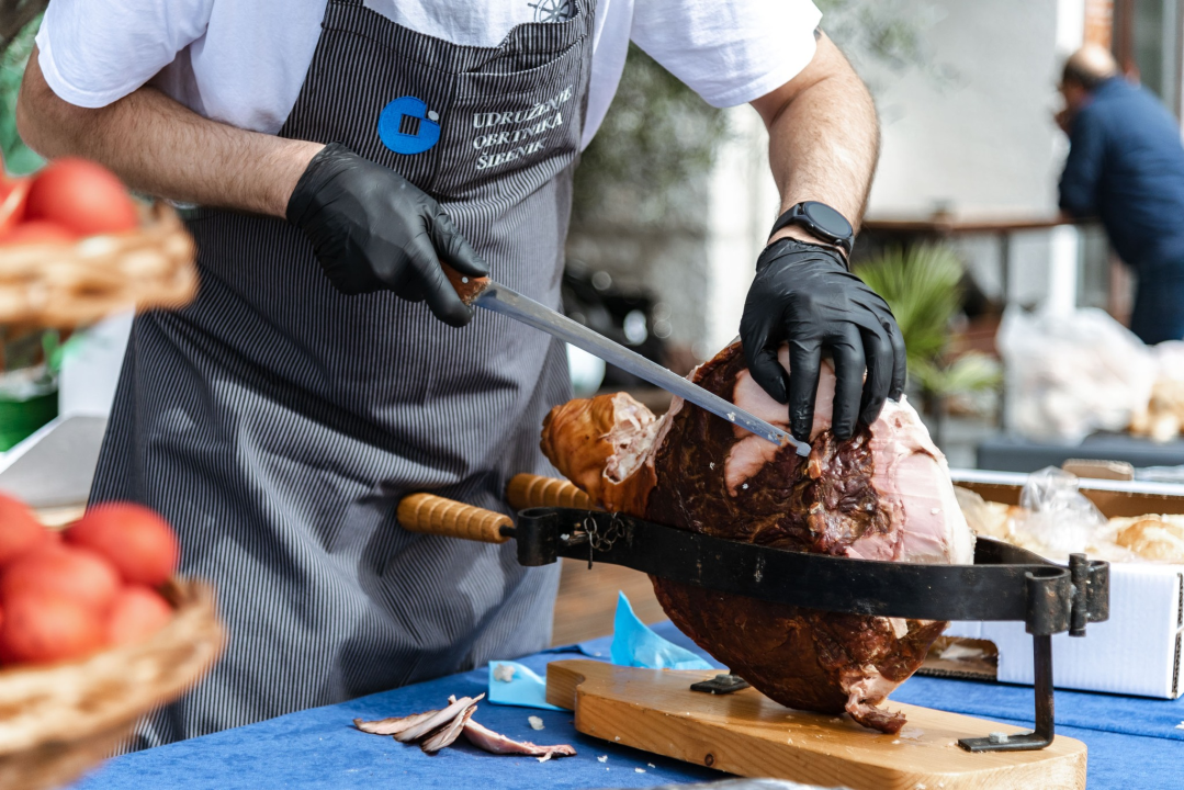 Uskrsni doručak i ove godine privukao brojne Šibenčane, fritaja 'planula' u nekoliko minuta