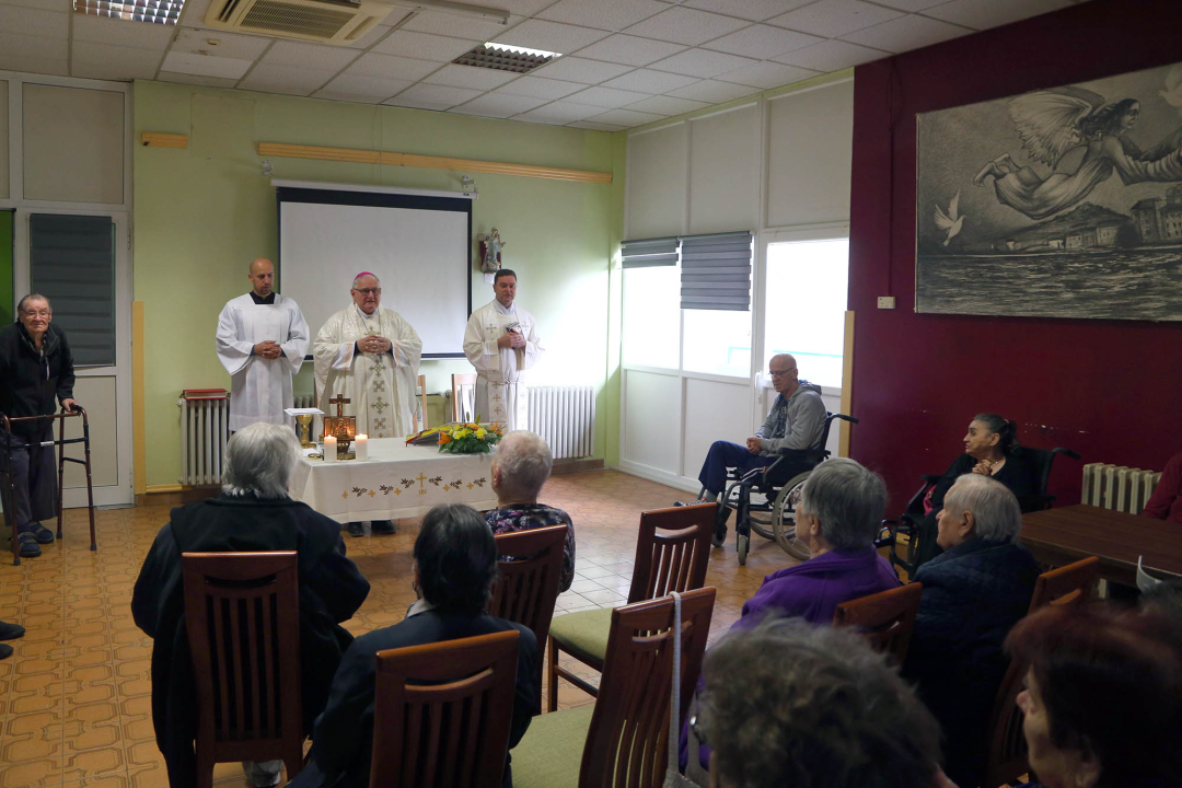 Biskup Rogić predvodio misu u Cvjetnom domu