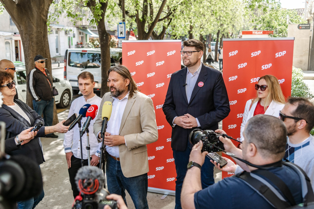 Grbin i Restović na šibenskoj pijaci: 'Iduće srijede građani imaju priliku reći ne korupciji jednim potezom olovke'